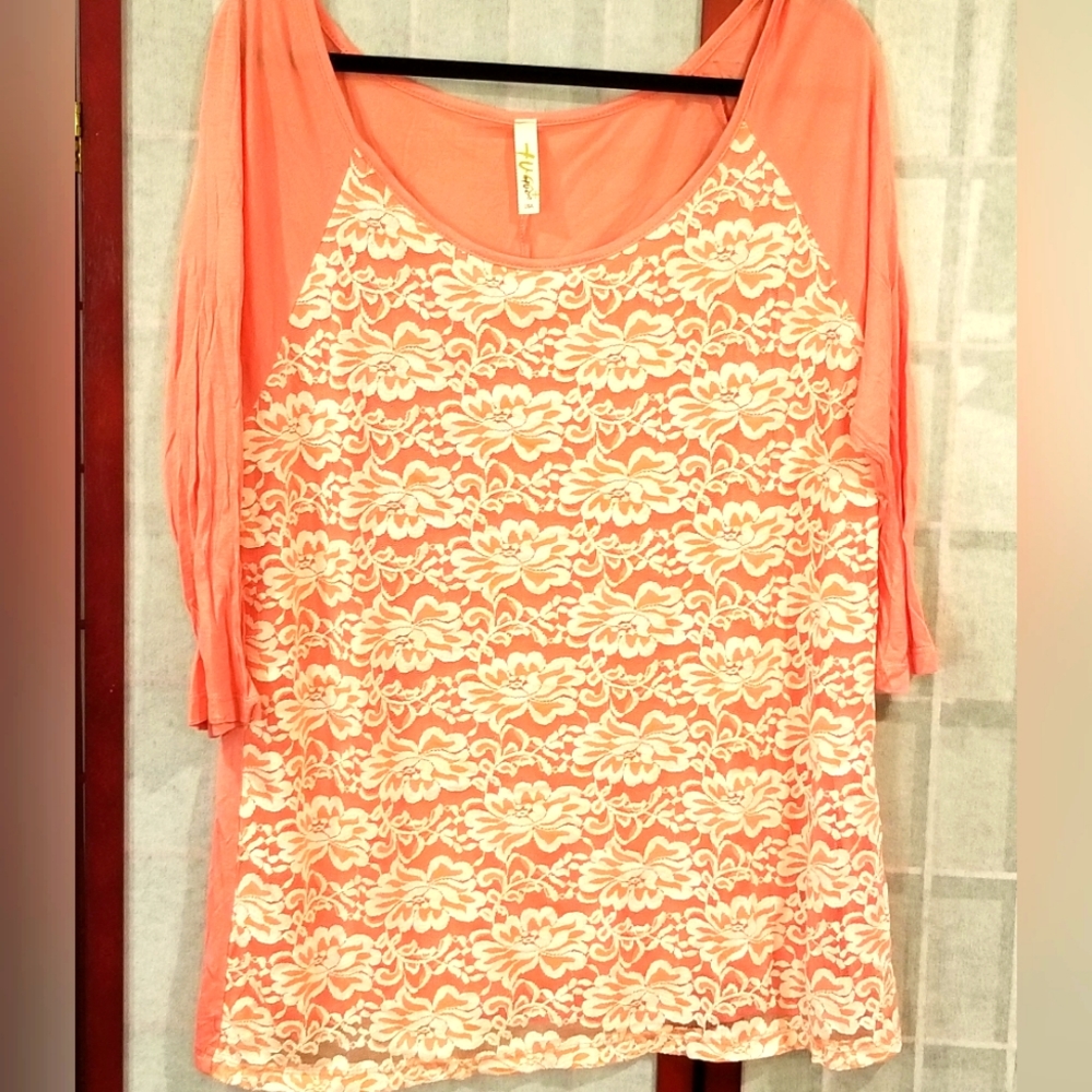 NWOT Pretty Coral Raglan Top with Lace Front. Size 2XL